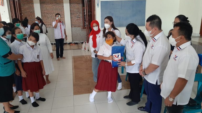 Bahagianya Murid SLB saat Dikunjungi Pengurus Partai Perindo Sumut