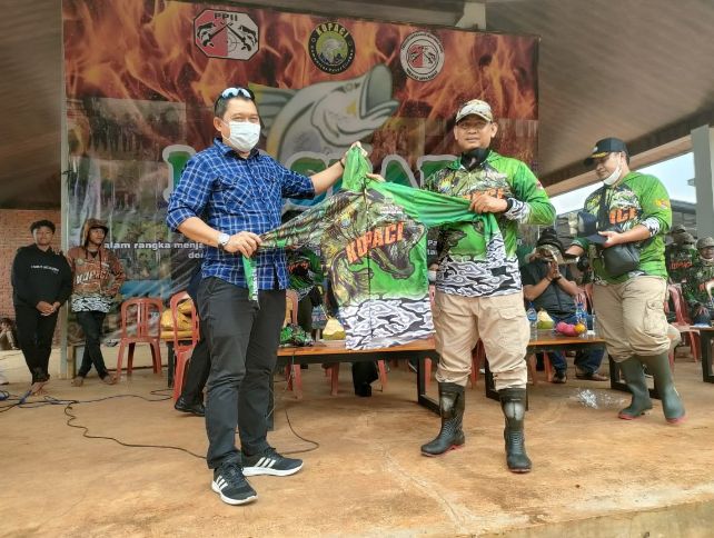 Senator Partai Perindo Gandeng Komunitas Tebar Benih Ikan di Sungai Waduk Jatigede