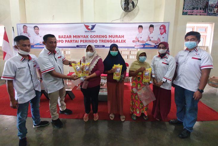 Perindo Trenggalek Jual Minyak Goreng Rp13.000, Ludes Diserbu Emak-emak 