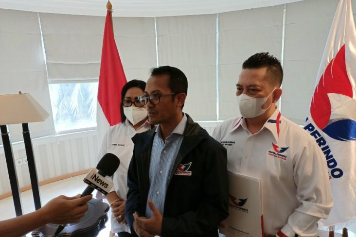 Sekjen Partai Perindo Serahkan SK Kepengurusan DPW Sumatera Utara 