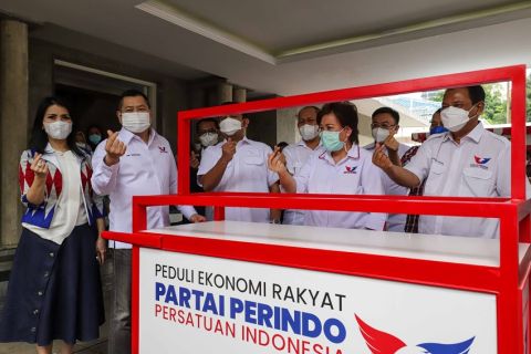 Bagikan Gerobak UMKM, HT Ajak Masyarakat Tingkatkan Pendapatan