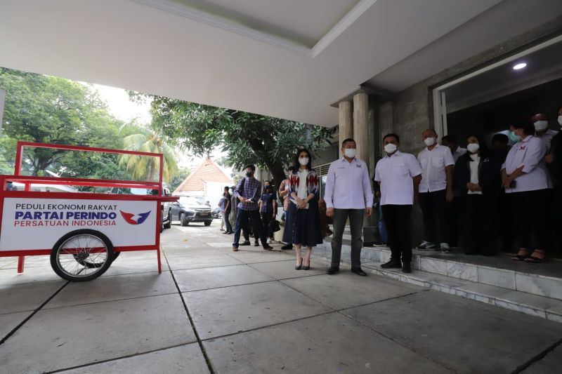 Berikan Bantuan Gerobak UMKM, Partai Perindo Setia Bersama Rakyat