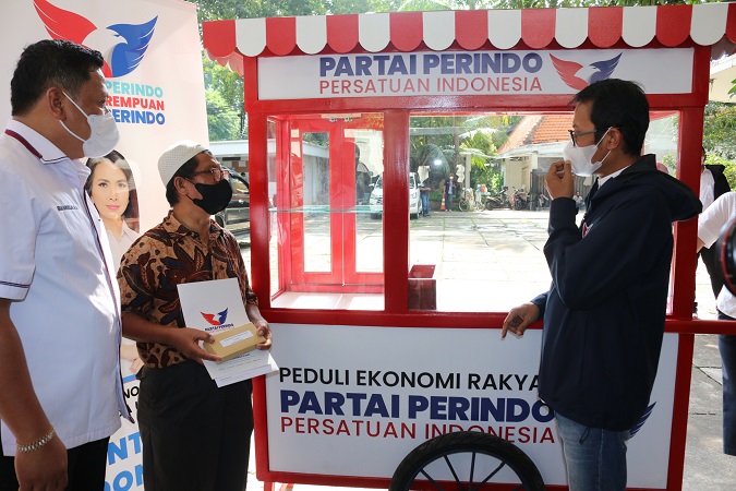 Dapat Gerobak Partai Perindo, Pedagang Mi Ayam: Senang Sekali, Semoga Dagangan Makin Maju & Bisa Bantu Sekolah Anak