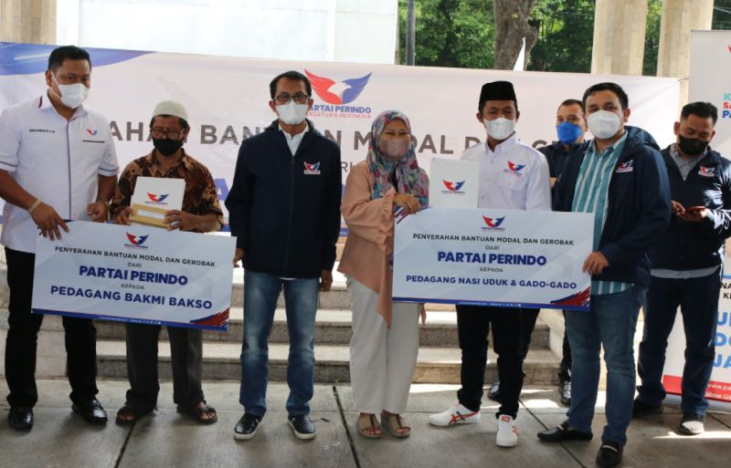 Bagikan Gerobak UMKM, Sekjen Partai Perindo: Simbol Keberpihakan terhadap Rakyat