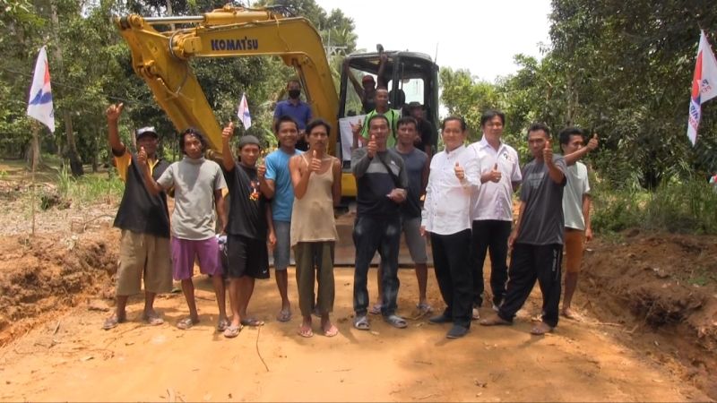 Partai Perindo Perbaiki Jalan Rusak Selama 15 Tahun Tak Diurus, Warga: Ini Luar Biasa Sekali!