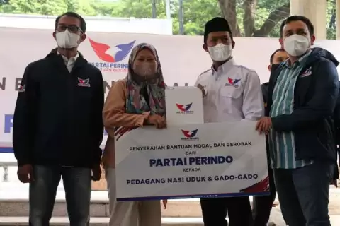 Dapat Gerobak, Pedagang: Bagus Banget, Terima Kasih Partai Perindo