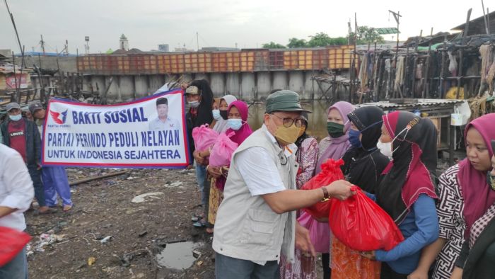 Partai Perindo Berikan Bansos kepada Komunitas Nelayan di Kalibaru Cilincing