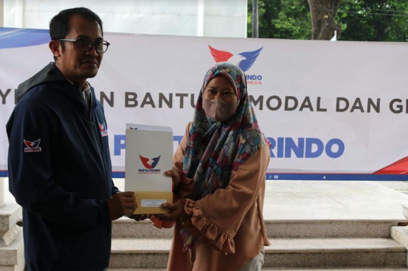 Partai Perindo Tidak Hanya Berikan Gerobak, Pedagang Mi Ayam dan Gado-Gado Ini Juga Diberikan Modal!