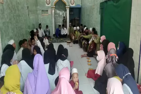 Warga Warakas Jakut Menangis Terima Santunan dari DPP Pemuda Perindo