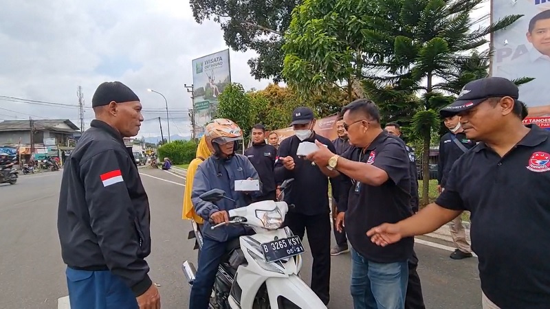 Baja Perindo Bagikan Takjil ke Pengendara di Sekitar Lido Lake Resort