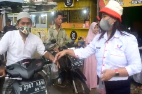 Berbagi Kebaikan di Bulan Suci, Kartini Perindo Kudus Bagikan Ratusan Takjil 