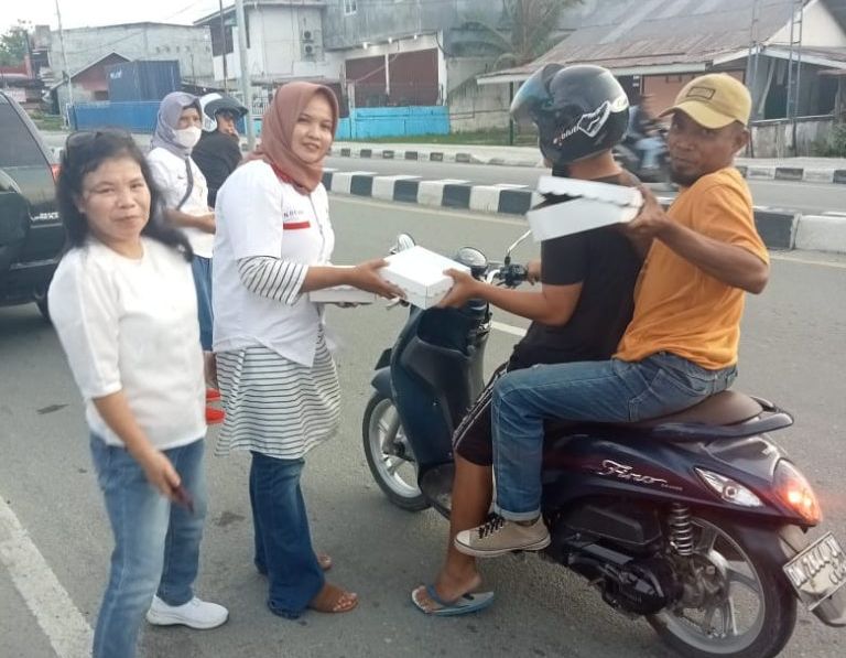 Ramadan, DPD Partai Perindo Buol Bagikan Ratusan Takjil ke Warga