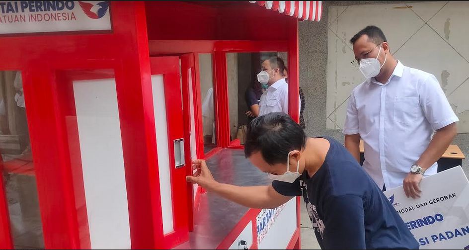 Gerobak Lama Sudah Tua, Penjual Nasi Padang: Alhamdulillah, Dapat yang Baru dari Partai Perindo