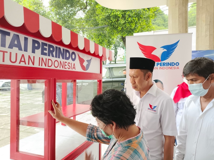 Dapat Gerobak dan Modal Usaha dari Partai Perindo, Pedagang Nasi Uduk: Saya Benar-benar Bersyukur
