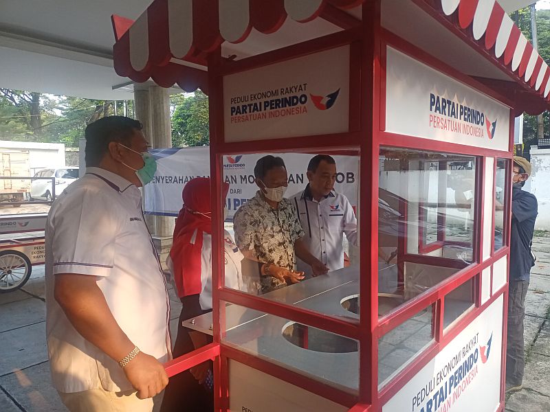Dapat Gerobak dari Partai Perindo, Penjual Siomai: Sangat Membantu