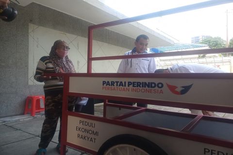 Dapat Gerobak, Pedagang Sayur: Alhamdulillah Makasih Banyak Partai Perindo