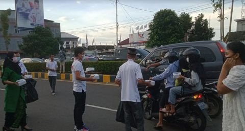 Bagikan Takjil di Jambi, Warga: Partai Perindo Peduli Masyarakat 