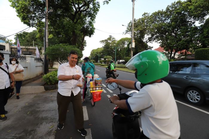 Dapat Takjil, Abang Ojol: Berkah dan Sukses Selalu Partai Perindo