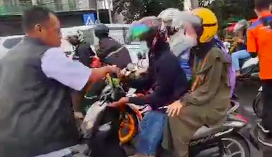 Partai Perindo Kota Serang Bagikan Takjil ke Pemudik Menuju Pelabuhan Merak