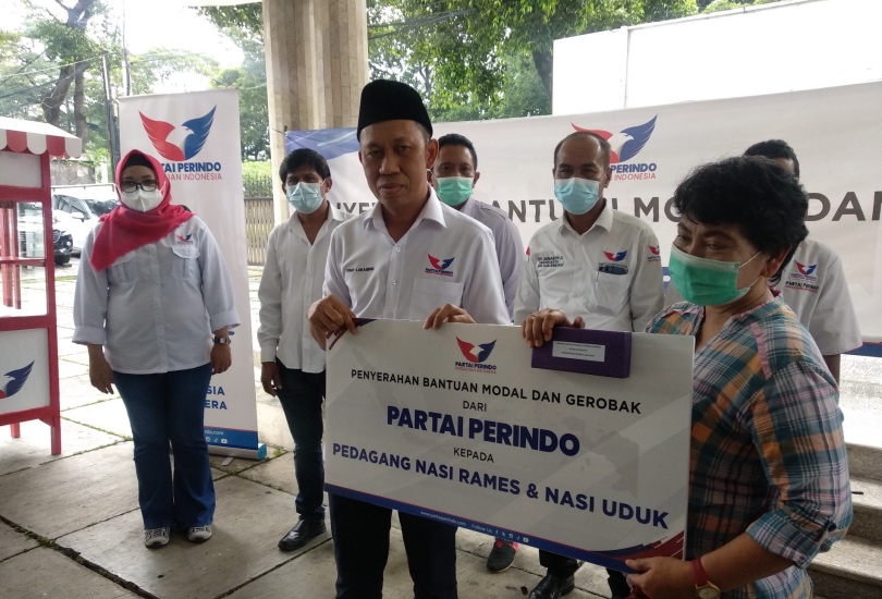 Partai Perindo Jabar Terus Bergerak Bagikan Gerobak untuk UMKM