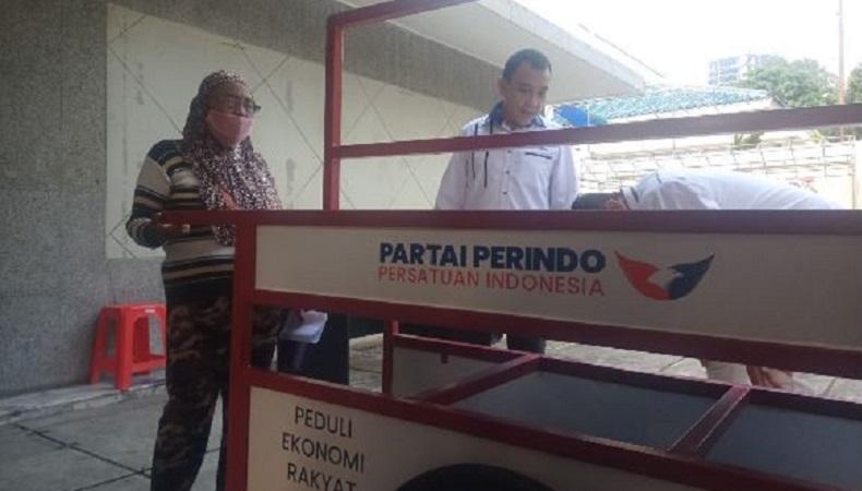 Partai Perindo Jakut Berikan Gerobak untuk Penjual Sayur: Kasihan, Bannya Berkali-kali Pecah