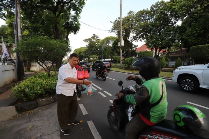 Junjung Kesucian Ramadan, DPP Partai Perindo Bagikan Takjil di Kawasan Menteng