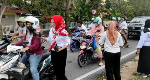 Selama 3 Hari, Kartini Perindo Bangka Barat Bagikan Ratusan Takjil ke Pengguna Jalan