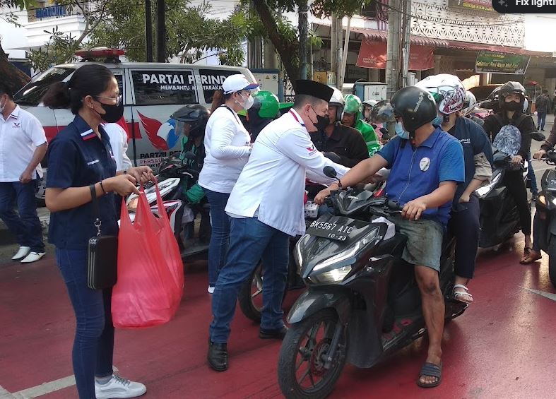 Partai Perindo Sumut Bagikan 1.000 Takjil, Warga Medan: Terima Kasih