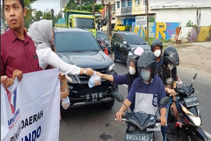 Partai Perindo Palembang Bagikan Ratusan Takjil Wujud Rasa Kepedulian kepada Masyarakat