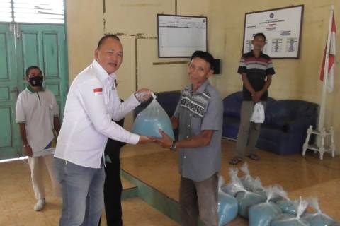 Peduli Nasib Petani, Partai Perindo Natuna Bagikan 500 Pupuk Gratis