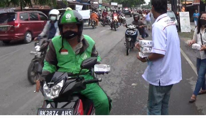 Pembagian Takjil Partai Perindo di Medan, Warga: Semoga Istiqamah