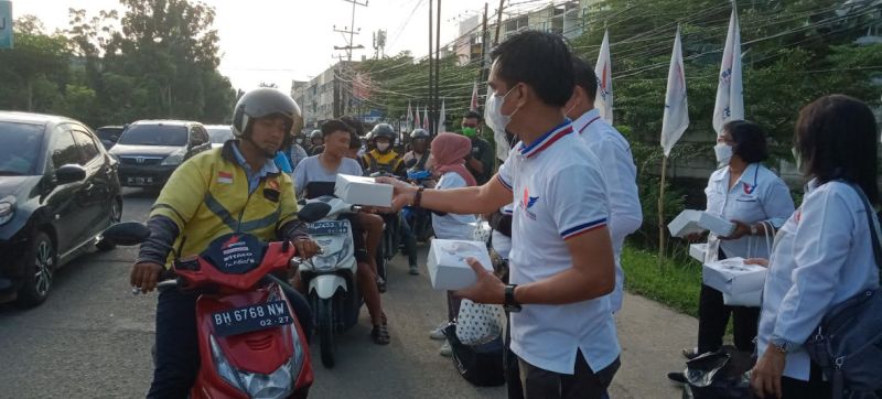 Bagikan Takjil, Warga Jambi: Terima Kasih Masih Ada Partai Perindo yang Peduli