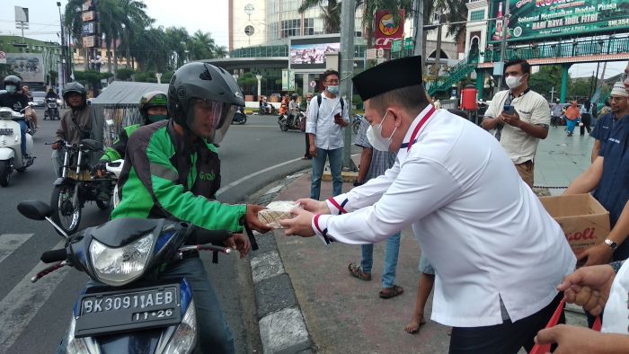 Partai Perindo Sumut Bagikan Ribuan Takjil di Depan Masjid Raya Medan