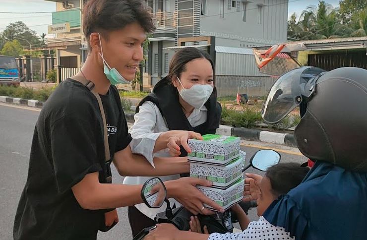 Partai Perindo Bangka Tengah Sebar Takjil ke Masyarakat Kota Koba