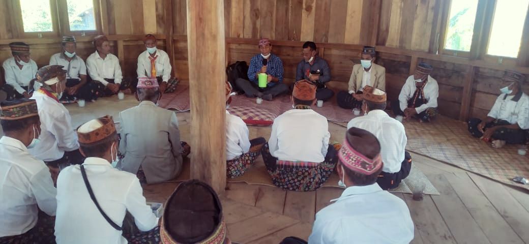Politisi Partai Perindo Sumbang Meteran Listrik untuk Rumah Adat di Matim
