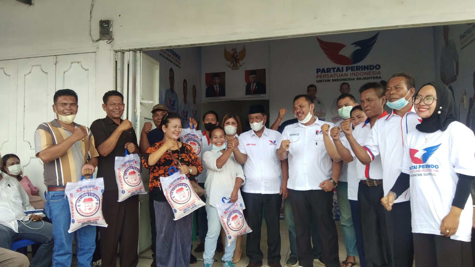Partai Perindo Salurkan 100 Karung Beras 5 Kg ke Warga Kecamatan Sunggal