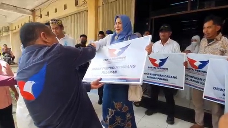 Perkuat Ujung Tombak, Partai Perindo Samarinda Bagikan Plang Nama DPC