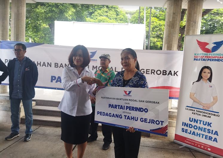 Bagikan Gerobak UMKM, Partai Perindo Harap Dapat Tingkatkan Kreativitas Berdagang