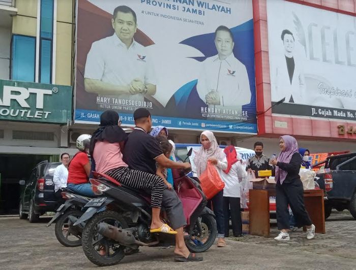 Bagikan Ratusan Nasi Kotak, DPW Partai Perindo Jambi Berharap Semakin Menyentuh Hati Masyarakat