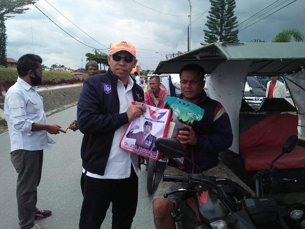 Tebar Sembako ke Abang Bentor dan Masyarakat, Partai Perindo Taput: Terima Kasih atas Kepercayaannya