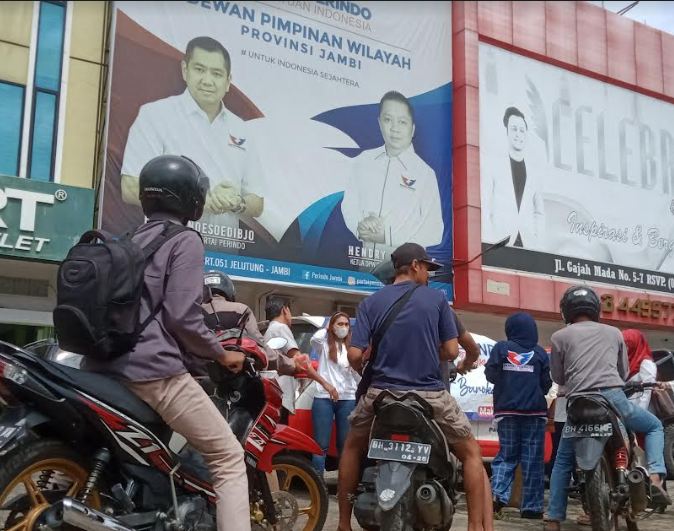 Santap Nasi Kotak di Jumat Berkah, Warga Jambi: Semoga Partai Perindo Makin Maju