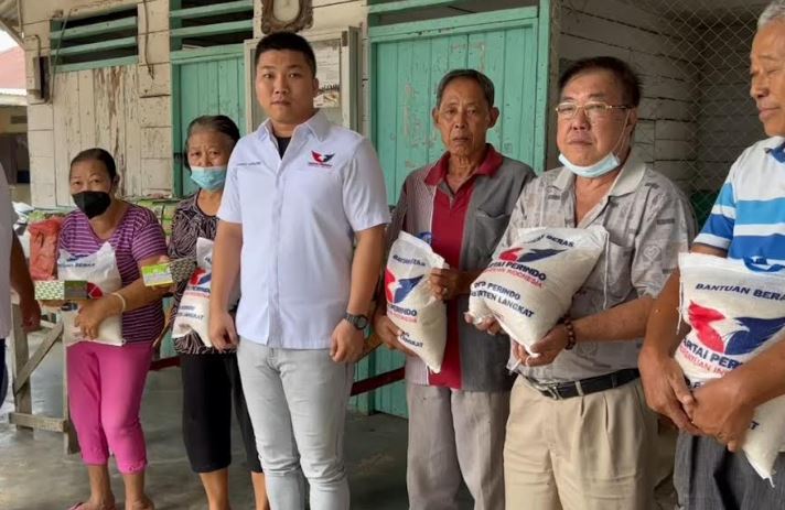 DPD Langkat Bagikan Sembako ke Warga di Momen HUT ke-7 Partai Perindo Sumut