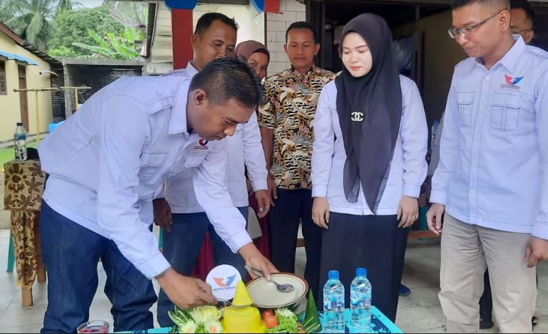 HUT ke-7, Partai Perindo Labura Potong Nasi Tumpeng & Berbagi Sembako ke Warga