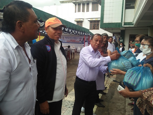 HUT ke-7, Partai Perindo Tapanuli Utara Bagikan Sembako ke Tukang Becak & Masyarakat