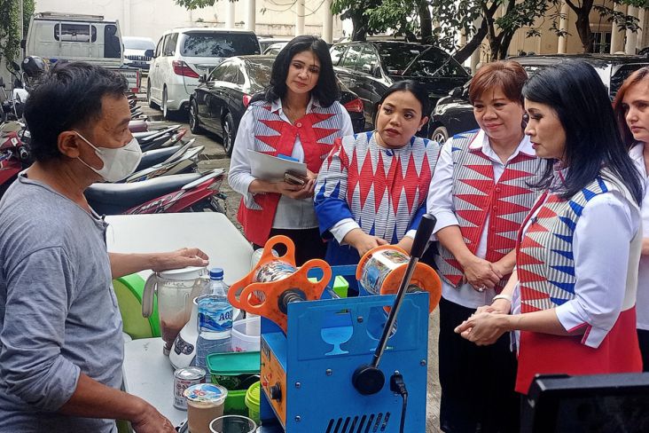 Bagikan Gerobak dan Modal Usaha, Liliana Tanoesoedibjo: Semoga Penjualannya Lebih Meningkat 