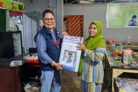 Partai Perindo Bagi-bagi Kompor Gas dan Dispenser, Pedagang Kecil di Manado Senyum Semringah
