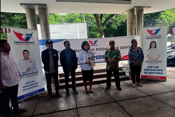Partai Perindo Kembali Bagikan Gerobak kepada Pedagang Bubur Ayam dan Tahu Gejrot