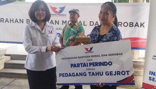 Dapat Gerobak Partai Perindo, Pedagang Tahu Gejrot: Sangat Membantu Ekonomi Rakyat