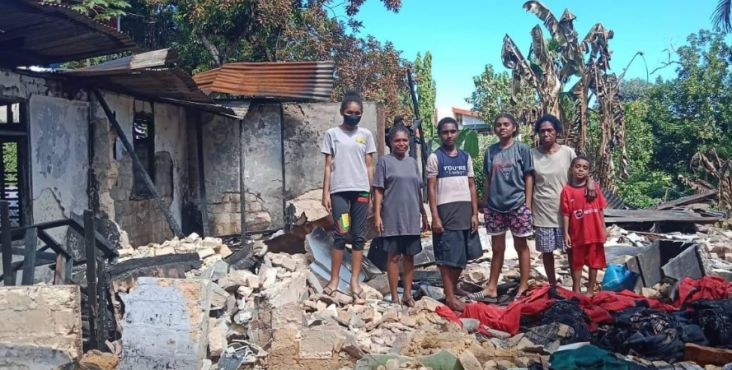 Politisi Partai Perindo Sorong Bantu Janda Korban Kebakaran