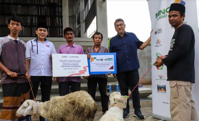Bersama MNC Peduli, Partai Perindo Salurkan Hewan Kurban ke Masjid Jami Al Hurriyyah Pasar Minggu